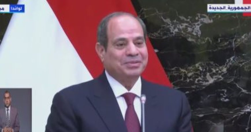 الرئيس السيسي يصافح آبي أحمد في باريس