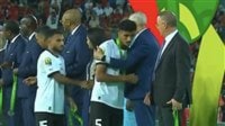 رفض مصافحته.. نجم المنتخب الأولمبي يحرج فوزي لقجع على منصة التتويج